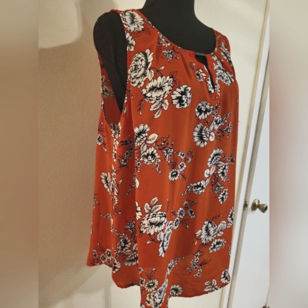 TORRID Red, Black,‎ & White Floral Sleeveless Top (Torrid Size 0/Large)